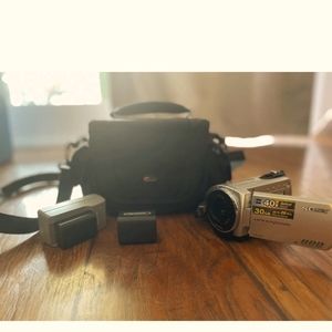 Handheld video camera bag charger and 2 batteries like new   everything works